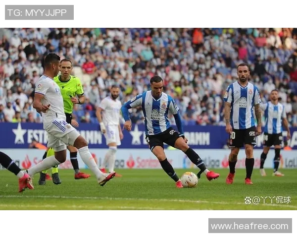 西班牙人队在回放中重温精彩瞬间与战术分析